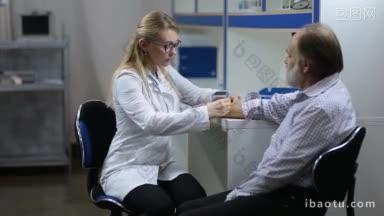 在一次例行体检中，迷人的金发女医生正在给一位<strong>老人</strong>做血压测试